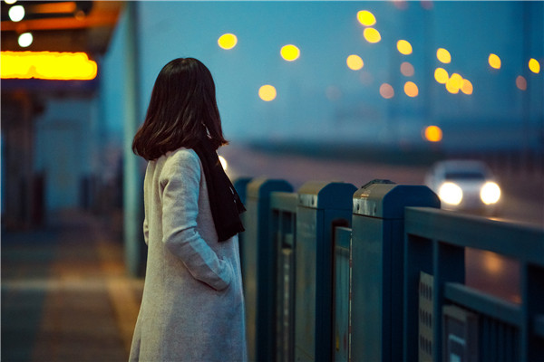 摄图网_500457707_看夜景的女孩（企业商用）_副本.jpg