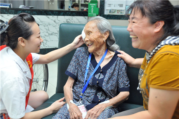1623110411699823.jpg 2成功复明后的百岁老人林老太非常开心_副本.jpg