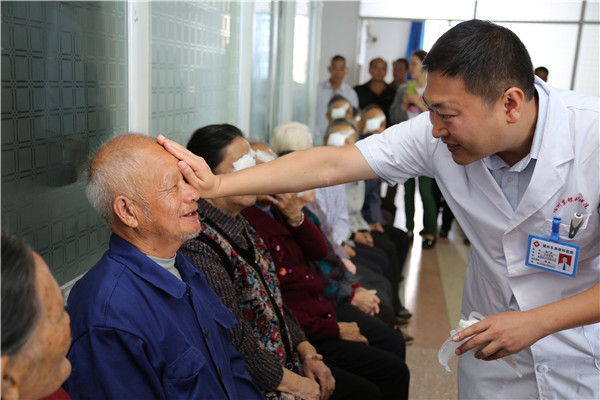 1623110438199711.jpg 随省政协医疗专家组赵广愚率医疗队赴南平市顺昌县义诊手术2_副本.jpg
