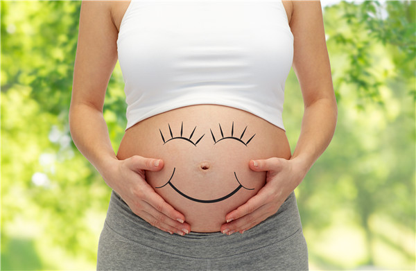 摄图网_300130433_怀孕,爱,人期望的密切孕妇的肚子与微笑绿色的自然背景微笑着靠近孕妇的肚子（企业商用）_副本.jpg
