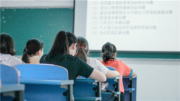 1662079196911053.jpg 摄图网_500610606_教室里上课的同学们(企业商用)_副本.jpg