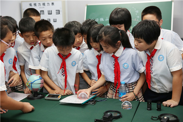 图2江南水都小学学生参观眼健康分馆_副本.jpg